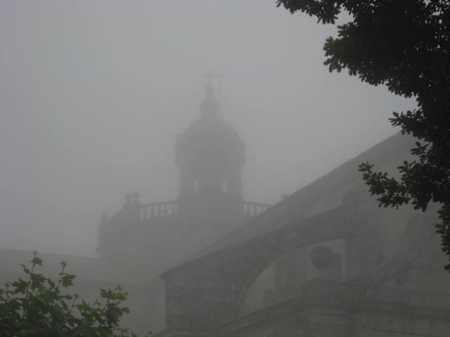 A cúpula do mosteiro de Montederramo con néboa